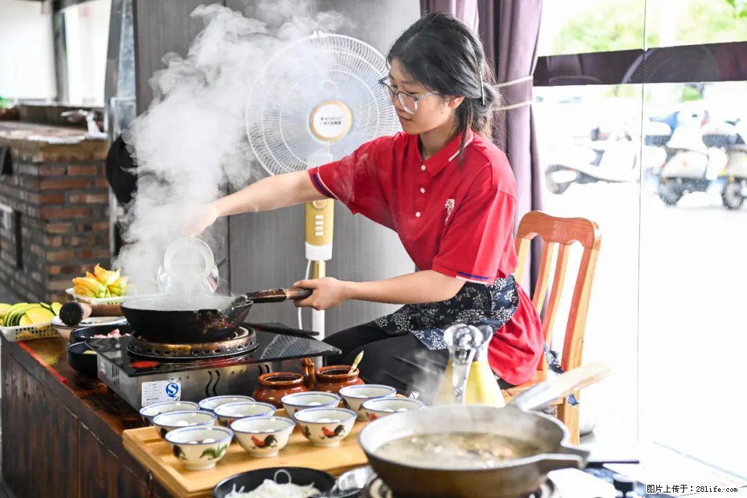 全网追的“扁担女孩”，找了一份暑假工，时薪12元 - 赵县生活资讯 - 赵县28生活网 zx.28life.net